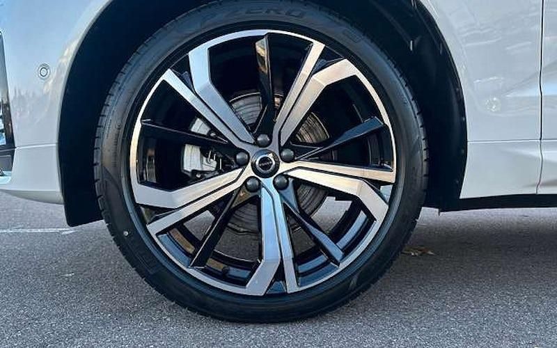 Gebraucht Volvo XC60 Plus 250 PS (183 kW) 2025 Weiß SUV