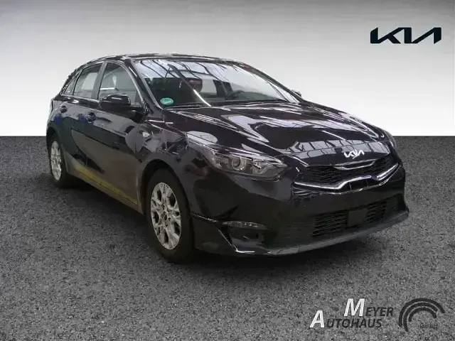 Gebraucht Kia Ceed Comfort 140 PS (102 kW) 2025 Zilinaschwarz met. Kleinwagen