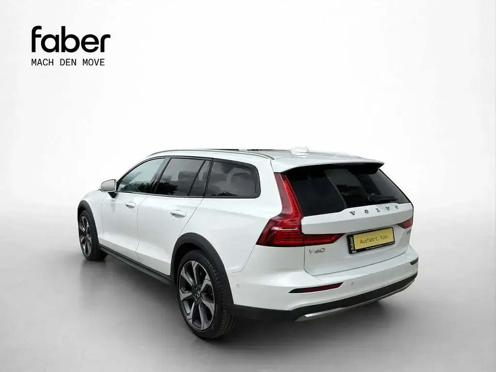 Gebraucht Volvo V60 CC Ultimate 197 PS (144 kW) 2024 Weiß Kombi