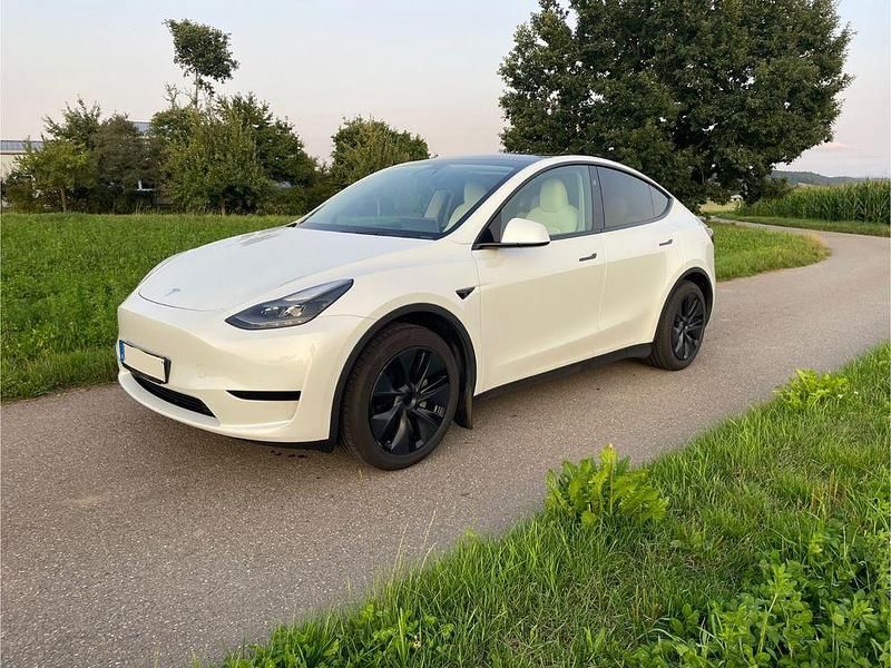 Weiß Gebraucht 2024 Tesla Model Y Long Range RWD SUV | 38.000 € (Fairer Preis) - Bild 1/4