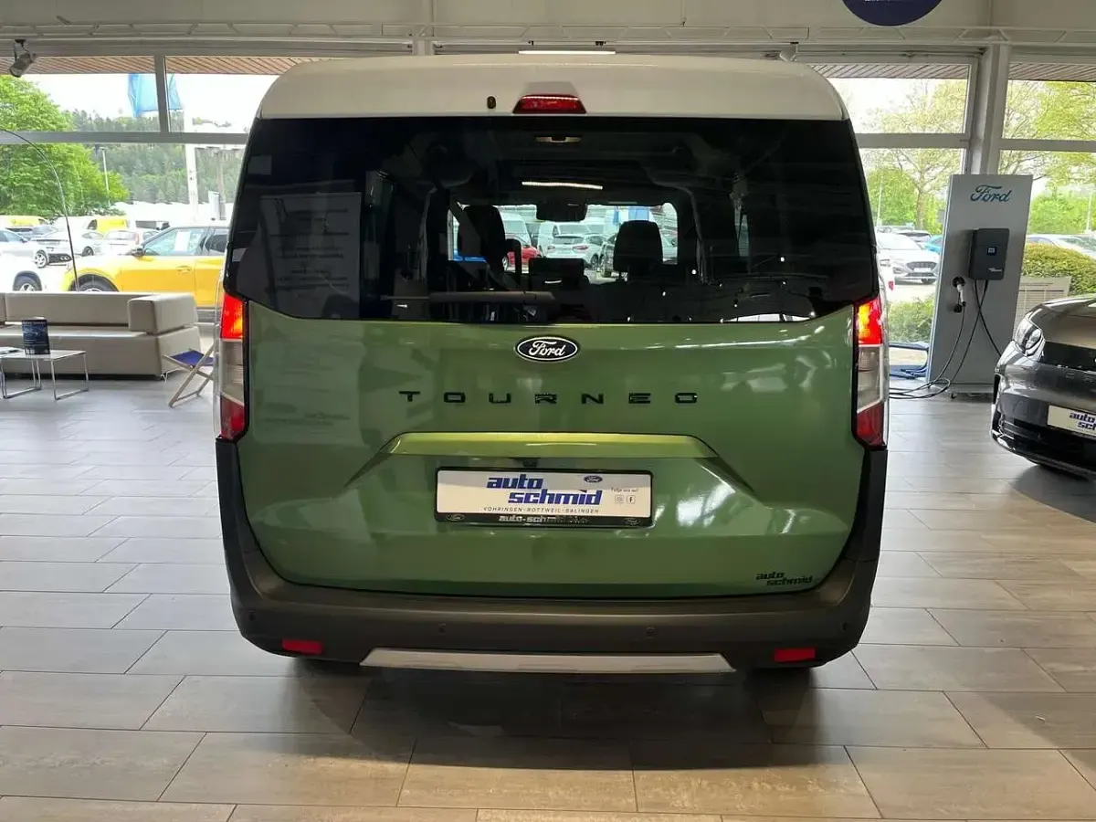 Usata Ford Tourneo Courier Active 125 CV (91 kW) 2025 Verde Monovolume