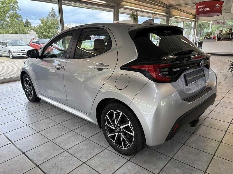 Gebraucht Toyota Yaris Hybrid Basis 116 PS (85 kW) 2023 Shimmering silver metallic Limousine