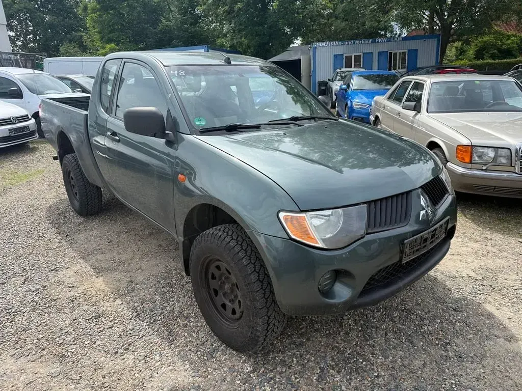 Gebraucht Mitsubishi L200 Invite 136 PS (100 kW) 2009 Grün Pickup