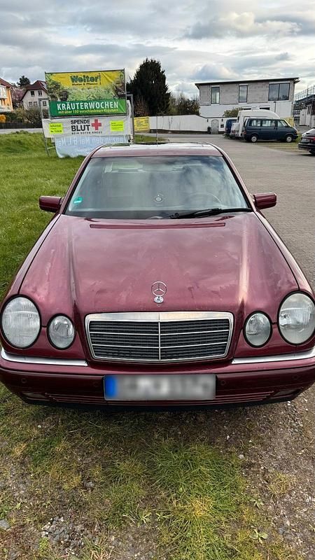 Gebraucht Mercedes E280 204 PS (150 kW) 1999 Rot Limousine