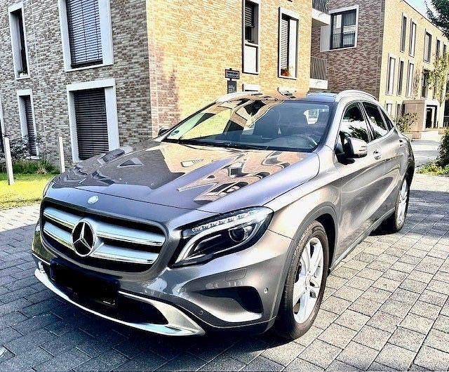 Grau Gebraucht 2016 Mercedes GLA200 SUV | 19.500 € (Fairer Preis) - Bild 1/4