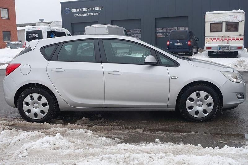 Gebraucht Opel Astra Edition 116 PS (85 kW) 2010 Silber Limousine