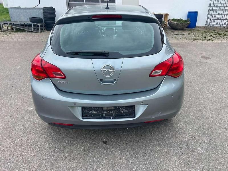 Gebraucht Opel Astra Selection 116 PS (85 kW) 2012 Grün Limousine