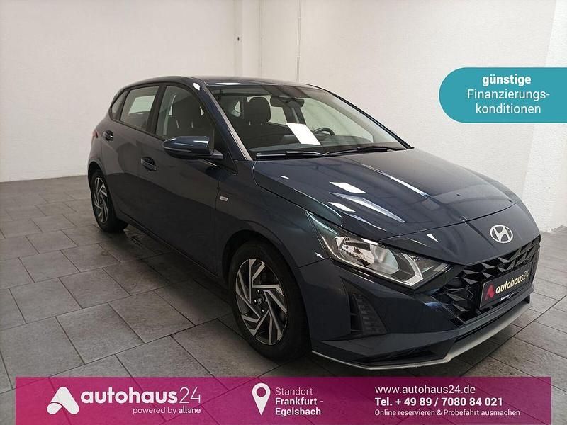 Grau Gebraucht 2024 Hyundai i20 Trend Limousine | 18.970 € (Etwas zu teuer) - Bild 1/4