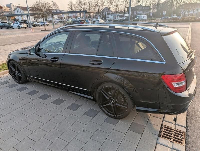 Gebraucht Mercedes C300 240 PS (176 kW) 2014 Schwarz Kombi