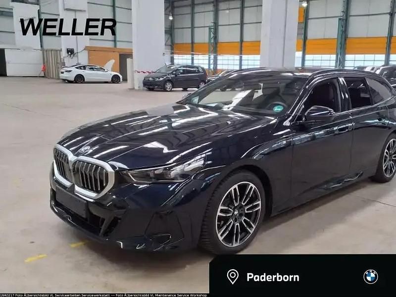 Carbonschwarz (schwarz) Gebraucht 2024 BMW 520 M Sport Kombi | 51.450 € (Guter Preis) - Bild 1/4
