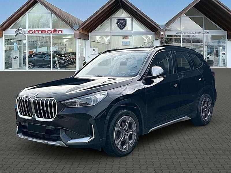 Schwarz ii/bonnet fluid black Gebraucht 2022 BMW X1 xLine SUV | 35.850 € - Bild 1/4
