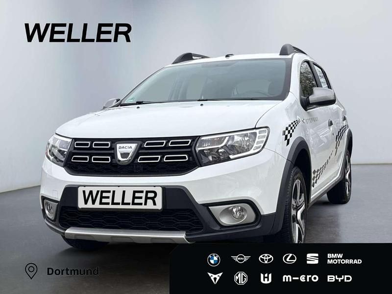Weiss Gebraucht 2017 Dacia Sandero Celebration Kleinwagen | 9.890 € (Fairer Preis) - Bild 1/3