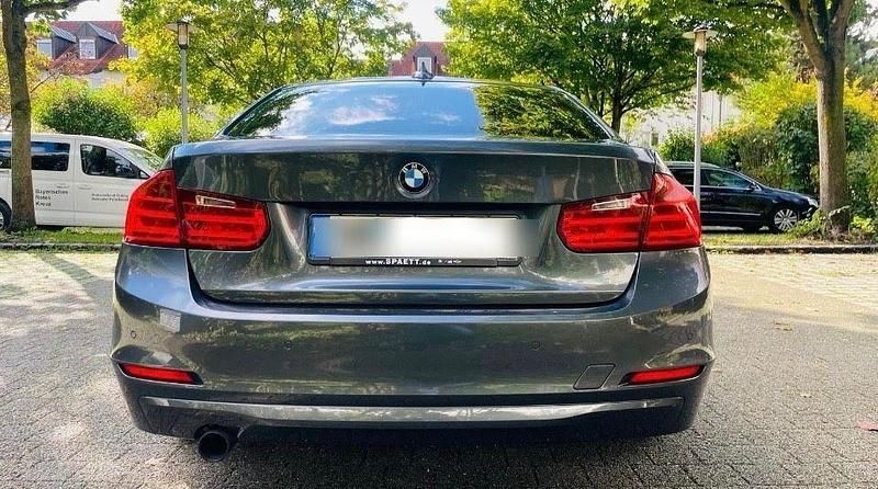 Gebraucht BMW 320 184 PS (135 kW) 2013 Grau Limousine