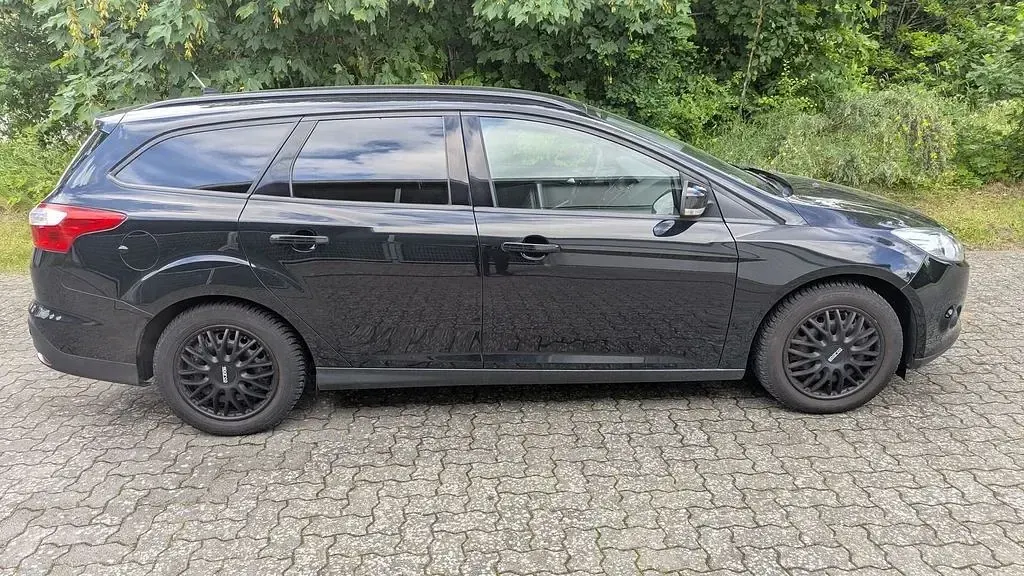 Gebraucht Ford Focus Trend 125 PS (91 kW) 2014 Schwarz Limousine