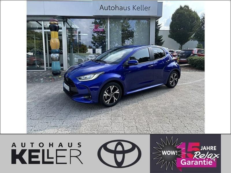Blau Neu 2025 Toyota Yaris Hybrid Limousine | 27.960 € (Etwas zu teuer) - Bild 1/4