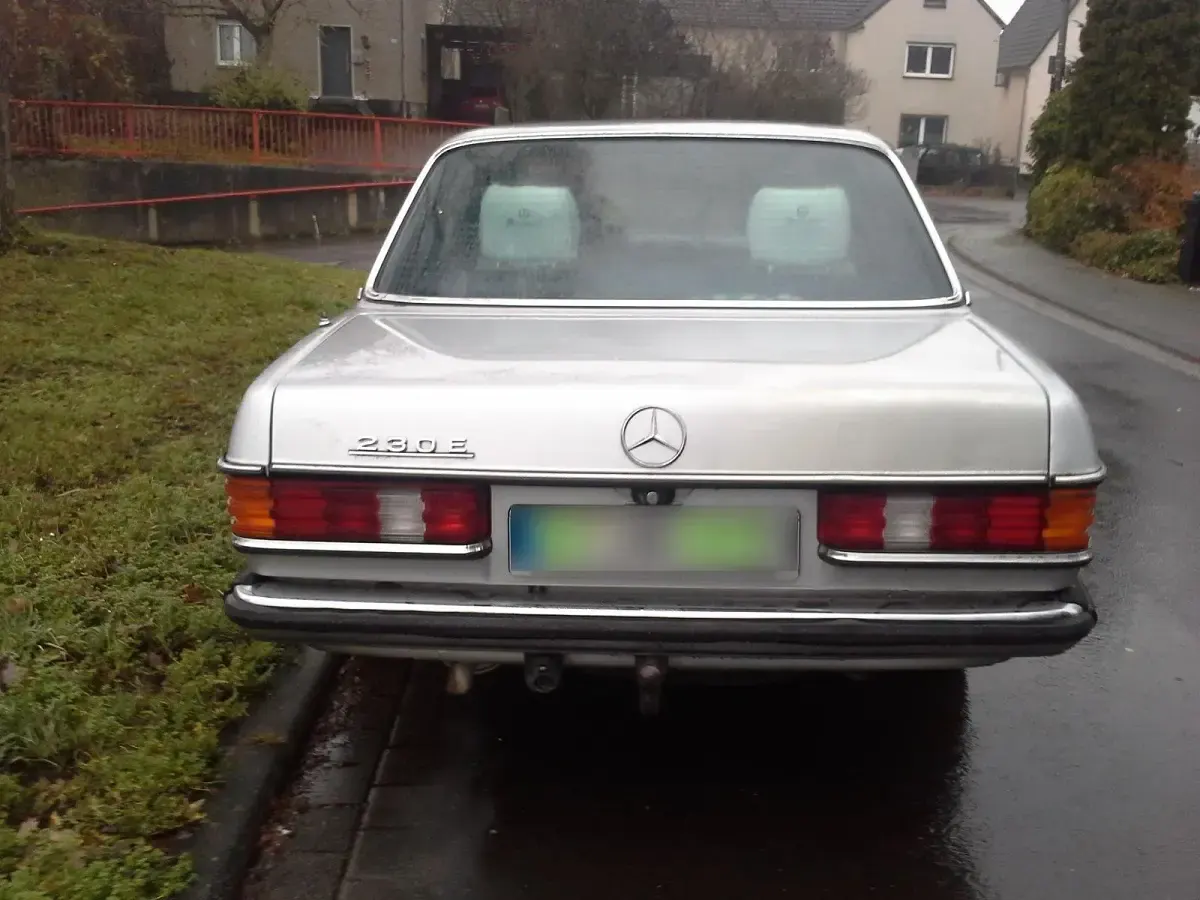 Gebraucht Mercedes E230 136 PS (100 kW) 1982 Silber Limousine
