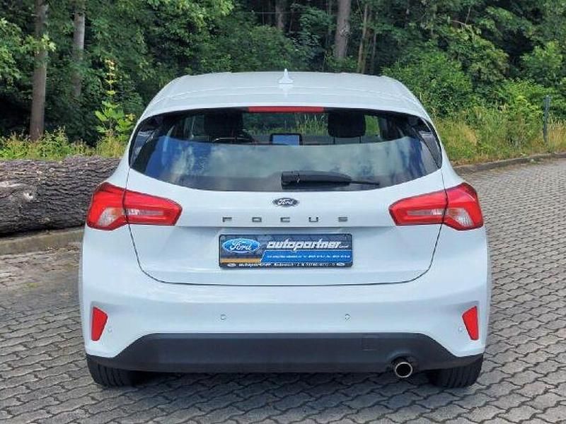 Gebraucht Ford Focus Titanium 125 PS (91 kW) 2020 Frostweiß Limousine