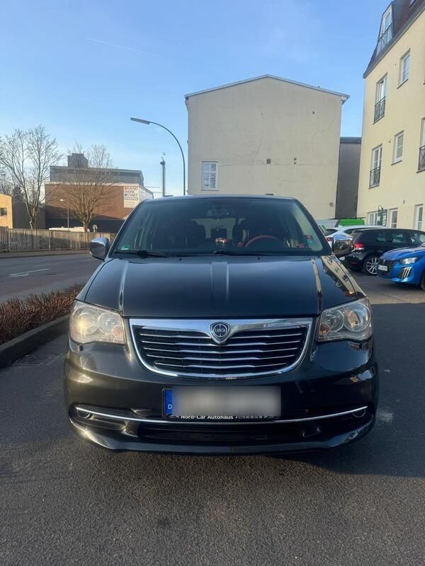 Grau Gebraucht 2013 Lancia Voyager Van / Kleinbus | 12.000 € (Fairer Preis) - Bild 1/4