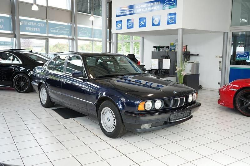 Blau Gebraucht 1994 BMW 520 Limousine | 11.900 € - Bild 1/4