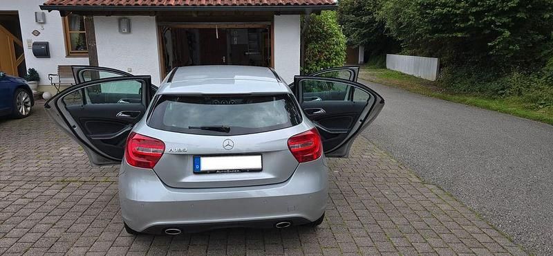 Silber Gebraucht 2012 Mercedes A180 Urban Limousine | 10.399 € (Guter Preis) - Bild 1/4