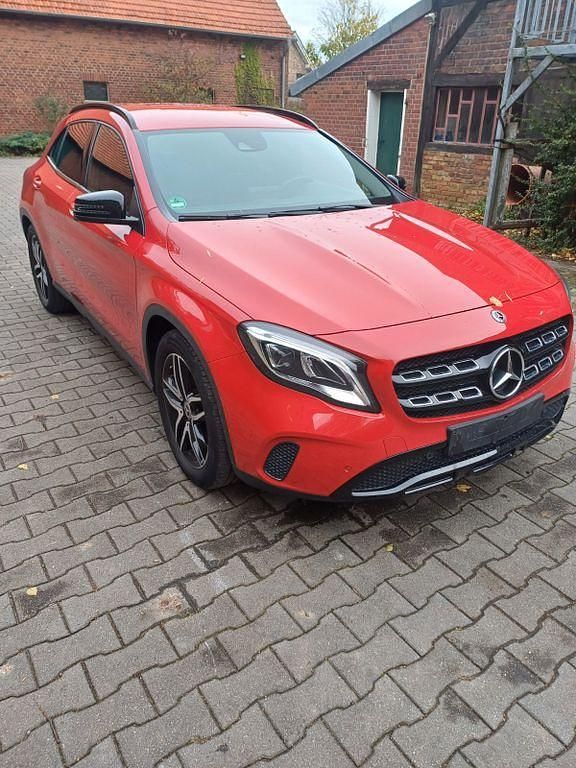 Rot Gebraucht 2019 Mercedes GLA180 SUV | 20.000 € (Fairer Preis) - Bild 1/4