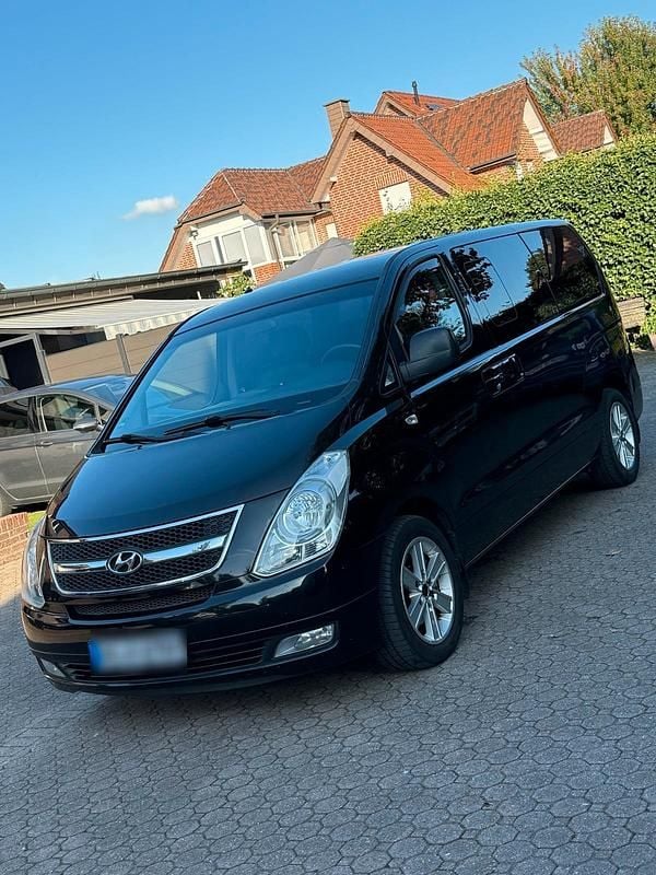 Schwarz Gebraucht 2010 Hyundai H-1 Van / Kleinbus | 7.990 € (Fairer Preis) - Bild 1/4