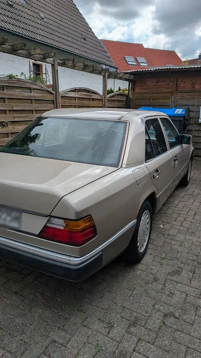 Gebraucht Mercedes 230 132 PS (97 kW) 1991 Gold Limousine