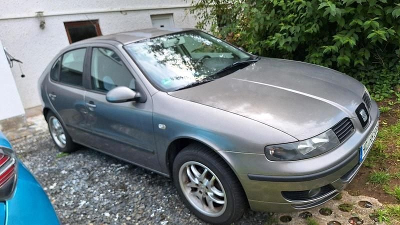 Grau Gebraucht 2004 Seat Leon Limousine | 1.050 € (Fairer Preis) - Bild 1/4