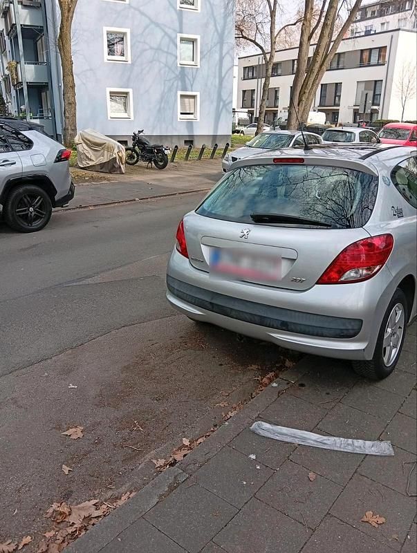 Gebraucht Peugeot 207 105 PS (77 kW) 2011 Silber Limousine