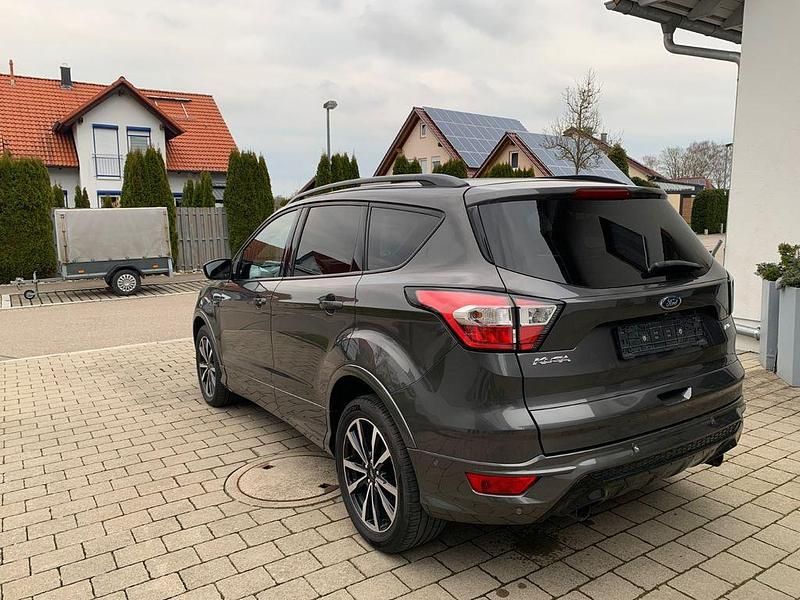 Gebraucht Ford Kuga ST-Line 179 PS (131 kW) 2019 Grau SUV