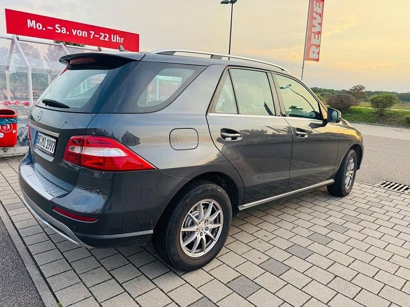Grau Gebraucht 2015 Mercedes ML350 SUV | 21.100 € (Fairer Preis) - Bild 1/4