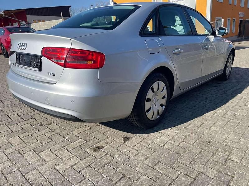 Gebraucht Audi A4 Attraction 120 PS (88 kW) 2012 Eissilber metallic Limousine