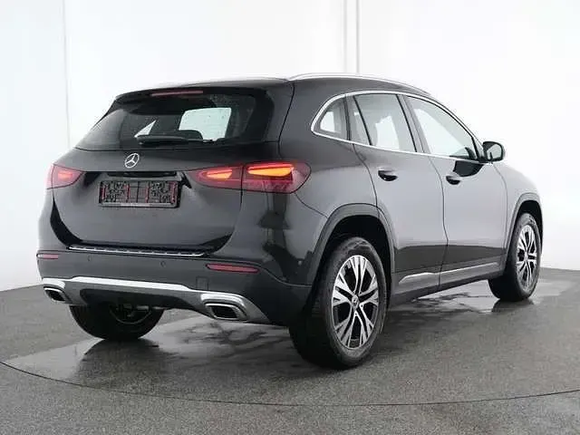 Gebraucht Mercedes GLA200 Progressive 163 PS (119 kW) 2025 Metalliclack kosmosschwarz SUV