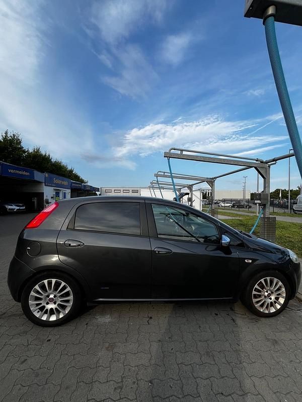 Grau Gebraucht 2009 Fiat Grande Punto Kleinwagen | 2.300 € (Etwas zu teuer) - Bild 1/4