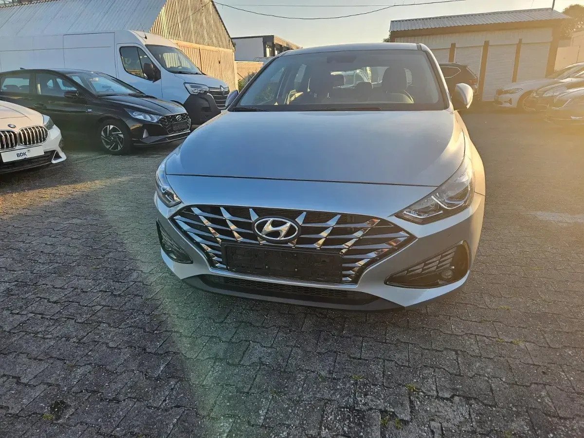 Gebraucht Hyundai i30 Trend 120 PS (88 kW) 2023 Shimmering silver / met Kleinwagen