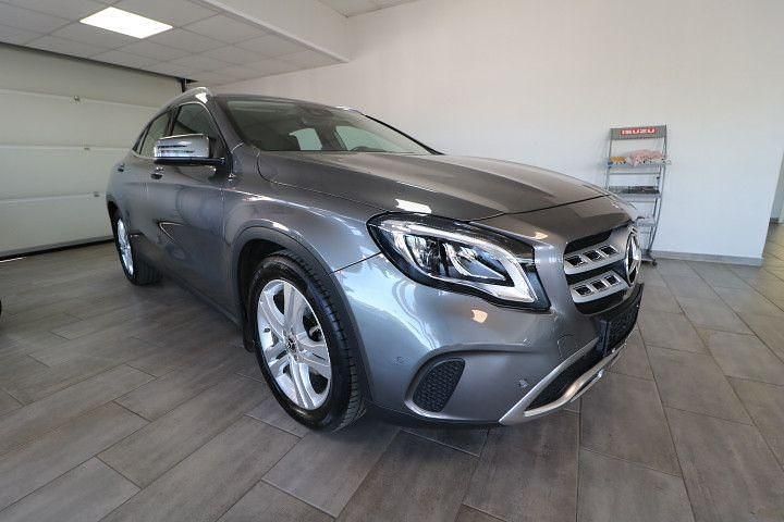 Grau Gebraucht 2017 Mercedes GLA200 SUV | 19.800 € (Guter Preis) - Bild 1/4