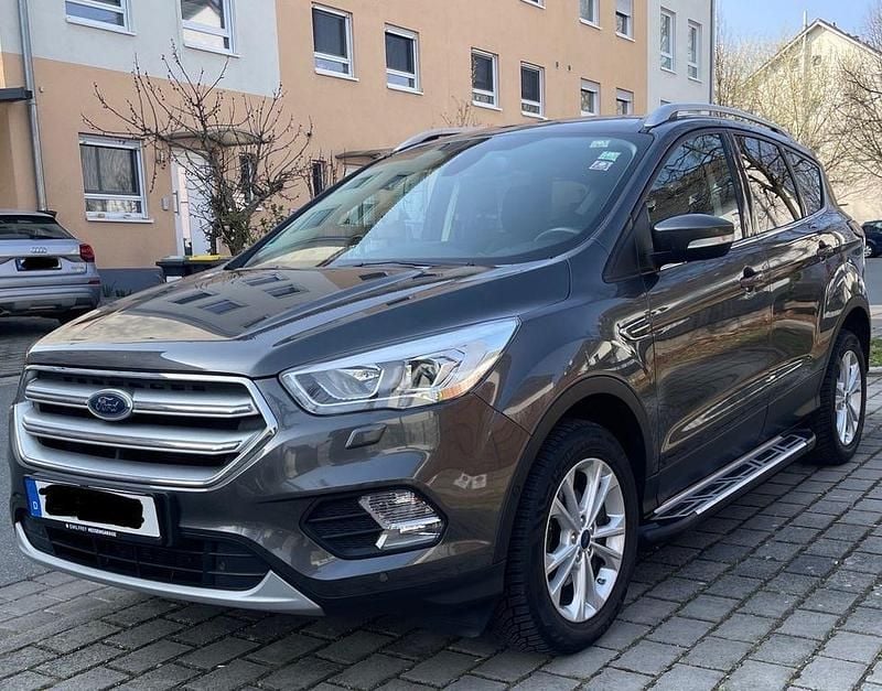 Gebraucht Ford Kuga Titanium 150 PS (110 kW) 2018 Schwarz SUV
