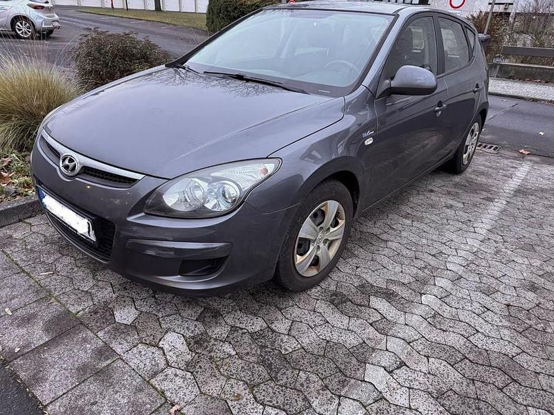 Grau Gebraucht 2009 Hyundai i30 Classic Limousine | 2.100 € (Guter Preis) - Bild 1/4