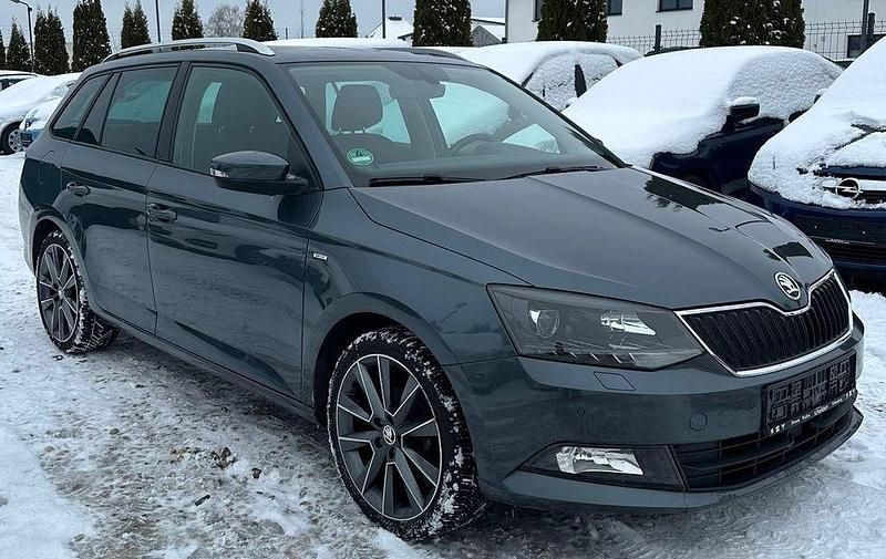 Grau Gebraucht 2017 Skoda Fabia Ambition Limousine | 5.990 € (Fairer Preis) - Bild 1/4