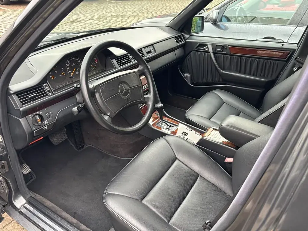 Gebraucht Mercedes 200 118 PS (86 kW) 1991 Schwarz Limousine