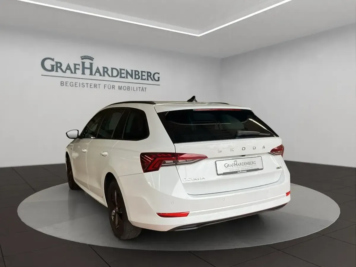 Gebraucht Skoda Octavia Ambition 150 PS (110 kW) 2023 Moonweiß perleffekt Kombi