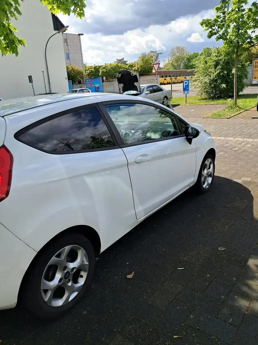 Gebraucht Ford Fiesta 60 PS (44 kW) 2011 Weiß Kleinwagen