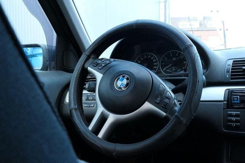 Używany BMW 330 231 KM (169 kW) 2001 Czarny Sedan/Limuzyna