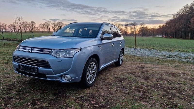Blau Gebraucht 2013 Mitsubishi Outlander P-HEV Instyle SUV | 9.300 € (Etwas zu teuer) - Bild 1/4