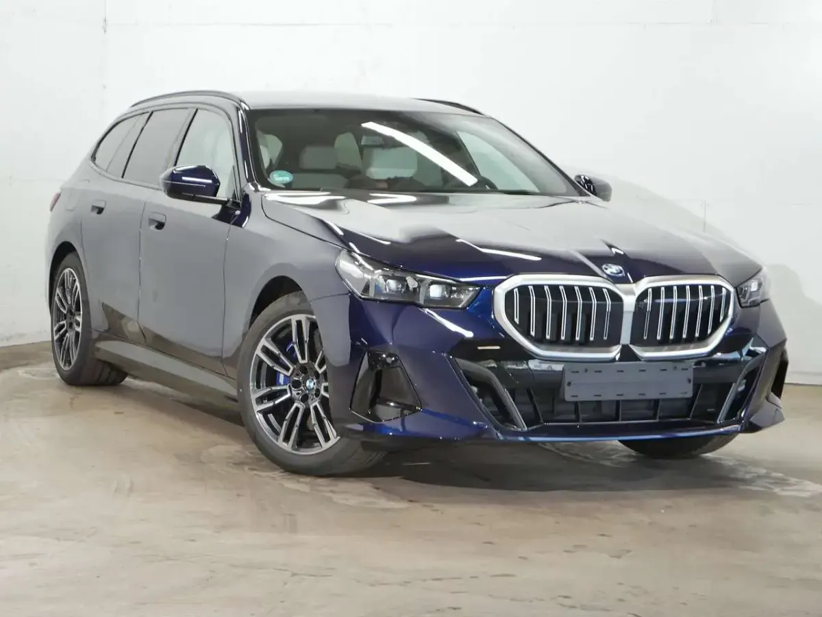 Gebraucht BMW 550e M Sport 313 PS (230 kW) 2025 Tansanitblau ii metallic Kombi
