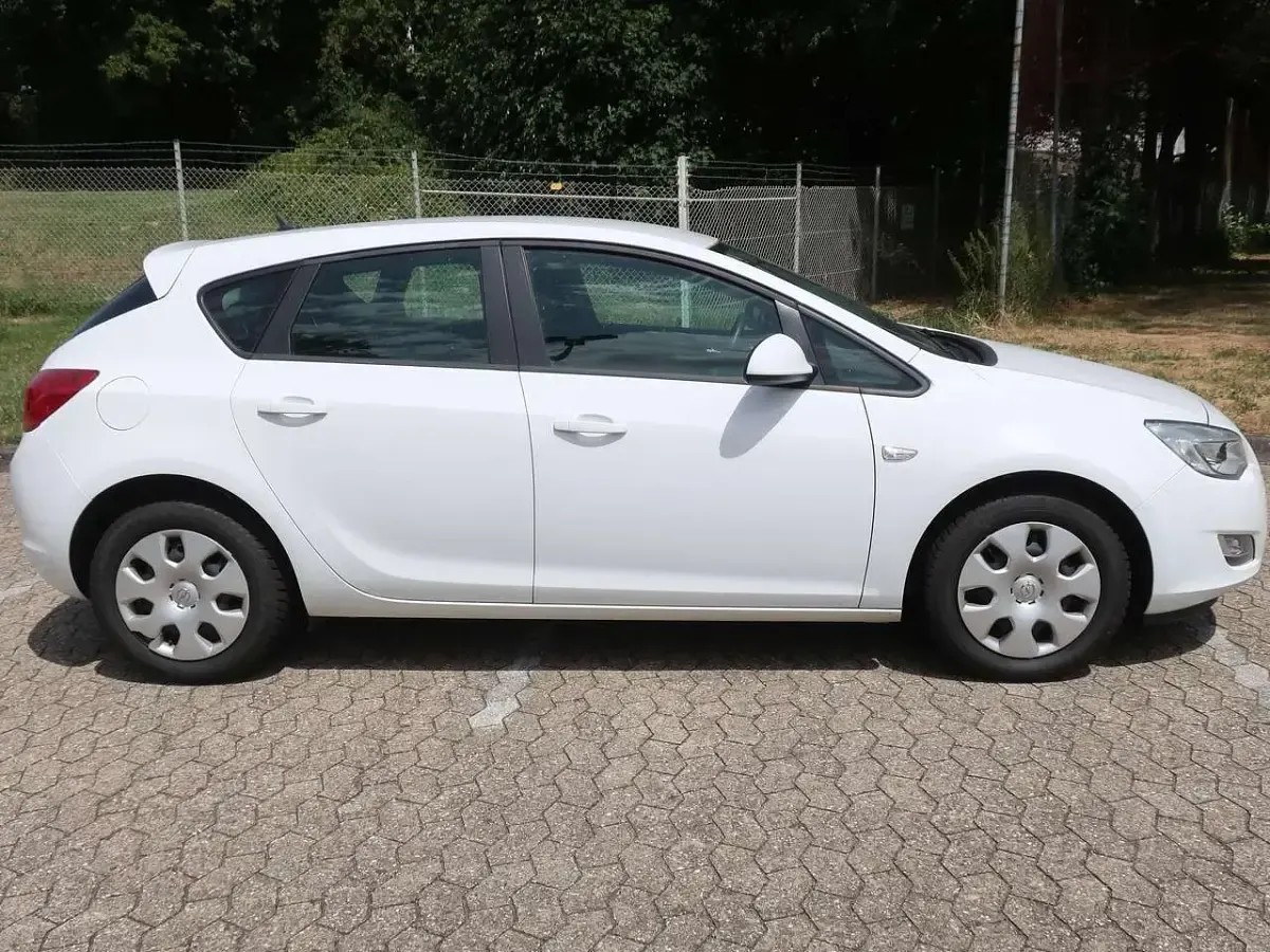 Gebraucht Opel Astra 116 PS (85 kW) 2010 Weiß Limousine