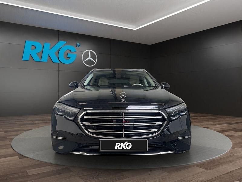 Second-hand Mercedes E300 Exclusive 313 CP (230 kW) 2025 Negru Berlinǎ