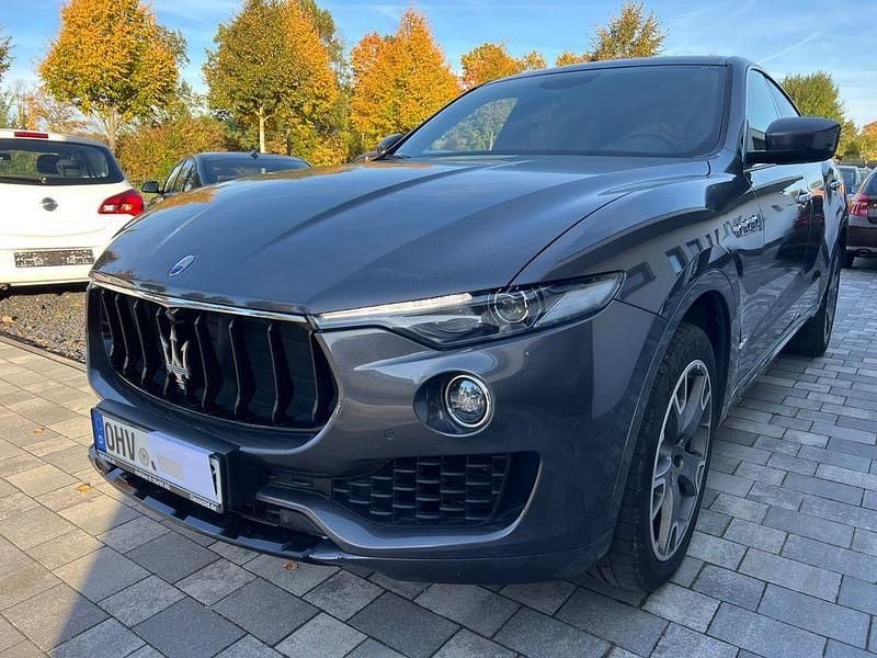 Grau Gebraucht 2018 Maserati Levante GranLusso SUV | 36.900 € (Guter Preis) - Bild 1/4