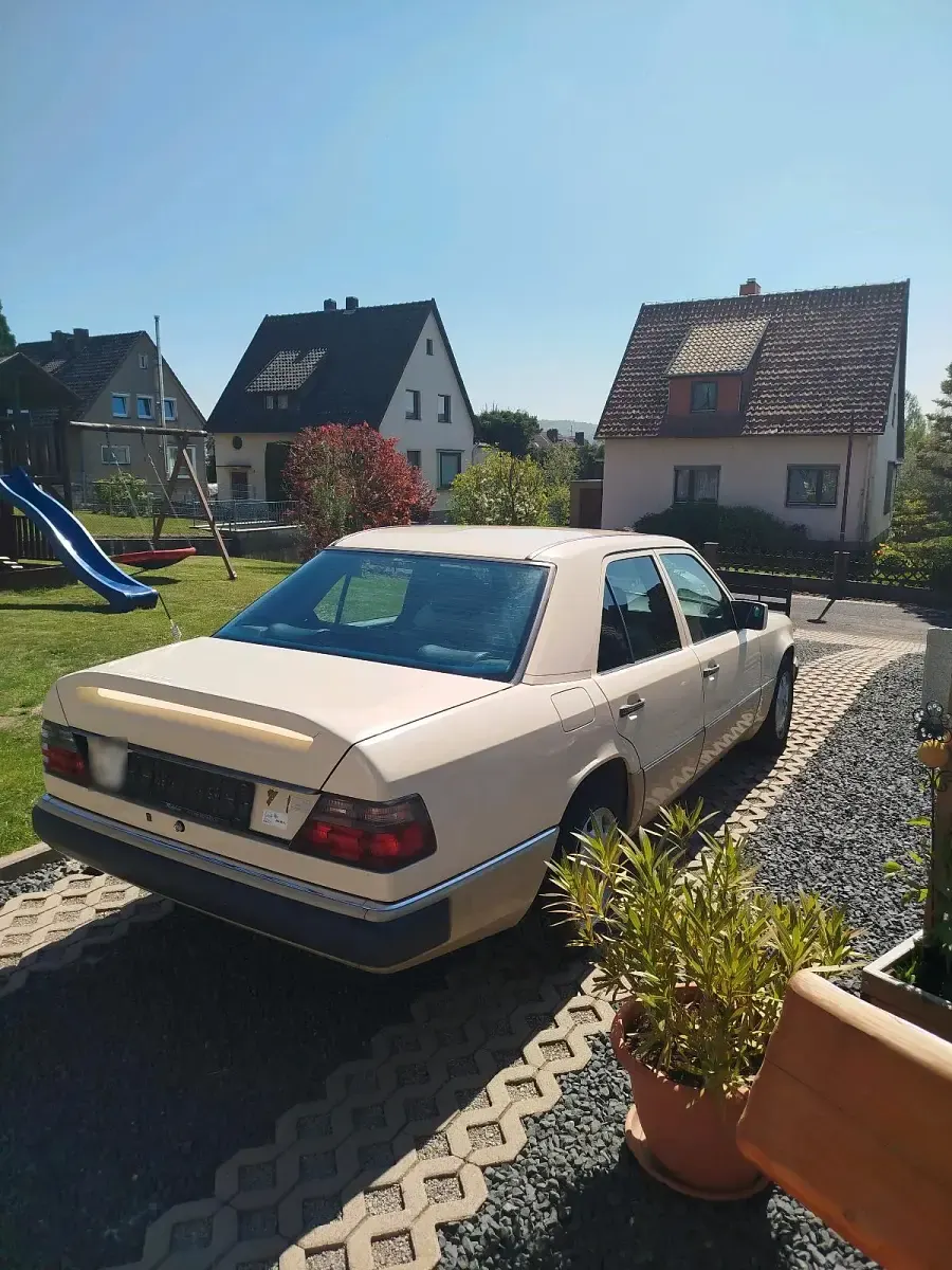 Gebraucht Mercedes 200 102 PS (75 kW) 1995 Beige Limousine