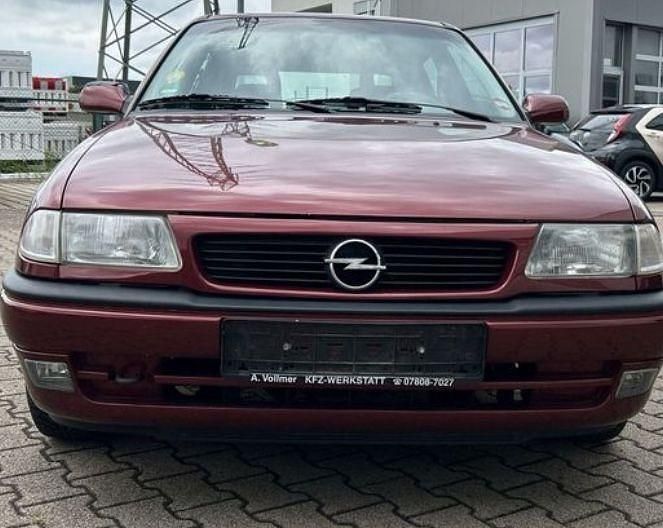 Rot Gebraucht 1996 Opel Astra Limousine | 1.350 € (Guter Preis) - Bild 1/4